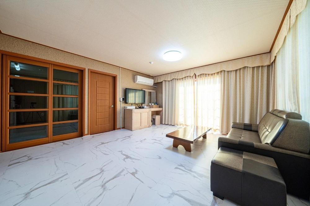 โอเชียนวิว รีซอร์เทล Hotel โพเรียง ภายนอก รูปภาพ